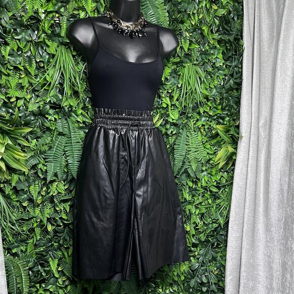 THE SANG Shorts Women Medium Black Faux Leather Smocked Stretch Waist Flare 2709 - Picture 3 of 8